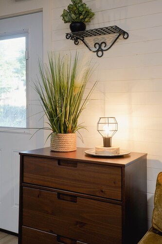 3 blocks from downtown, Pet Friendly. Natural Grocers, Awesome Shower