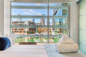 2 bedrooms, desk, iron/ironing board, free WiFi - Beautiful harbour view apartment by Zodiak Stays (Auckland)