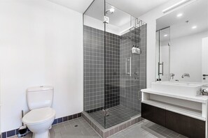 Shower, hair dryer, towels, soap - Beautiful harbour view apartment by Zodiak Stays (Auckland)