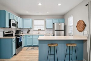 Fridge, microwave, oven, stovetop - Boho SoCo- 8 mins to Credit  One, 20 mins to DTWN (Charleston)