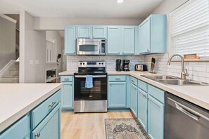 Fridge, microwave, oven, stovetop - Boho SoCo- 8 mins to Credit One, 20 mins to DTWN (Charleston)