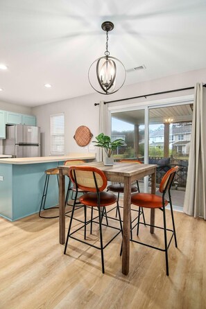 Dining - Boho SoCo- 8 mins to Credit  One, 20 mins to DTWN (Charleston)