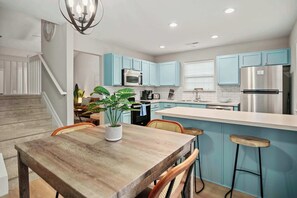 Fridge, microwave, oven, stovetop - Boho SoCo- 8 mins to Credit One, 20 mins to DTWN (Charleston)