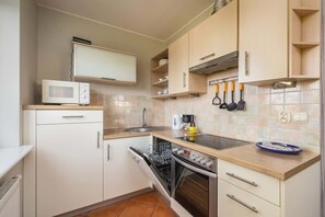 Kjøleskap, mikrobølgeovn, ovn og kokeplater