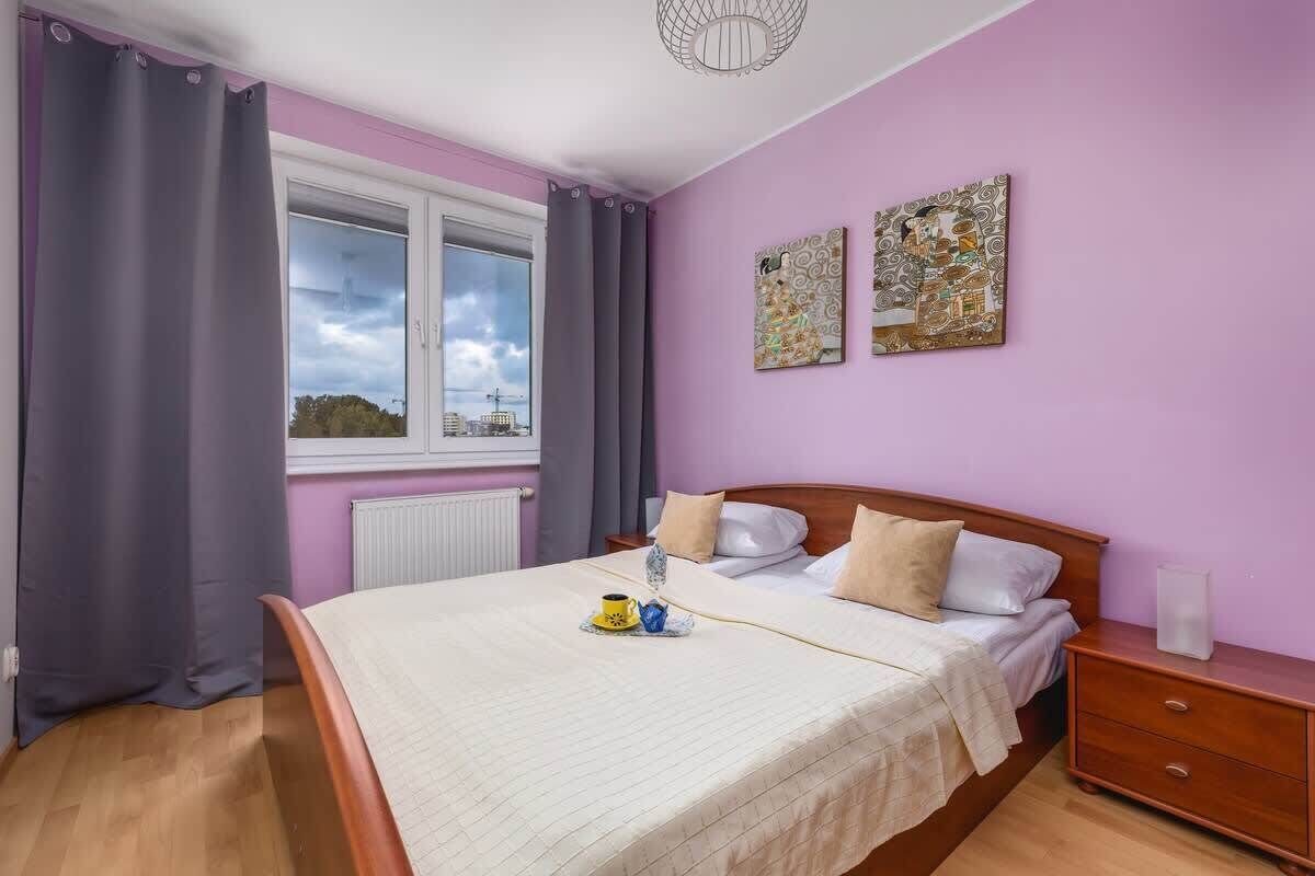 Ein Schlafzimmer mit Bett, Nachttisch und einem Bild an der Wand.
