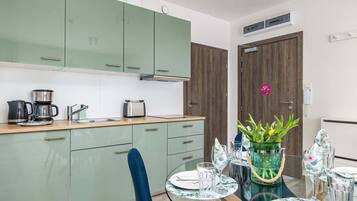 Fridge, oven, stovetop, dishwasher