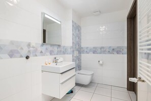 Suihku, hiustenkuivaaja, saippua, sampoo