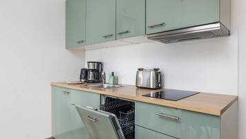 Fridge, oven, stovetop, dishwasher