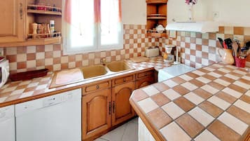 Four, plaque de cuisson, lave-vaisselle, cafetiĂšre/bouilloire
