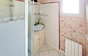 Shower - 2 bedroom stunning home in Souvigne (Souvigne)