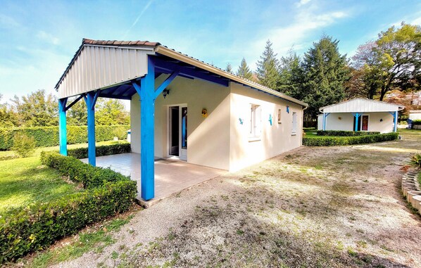 A small, single-story building with a covered porch, a door, and a window. - 2 bedroom stunning home in Souvigne (Souvigne)