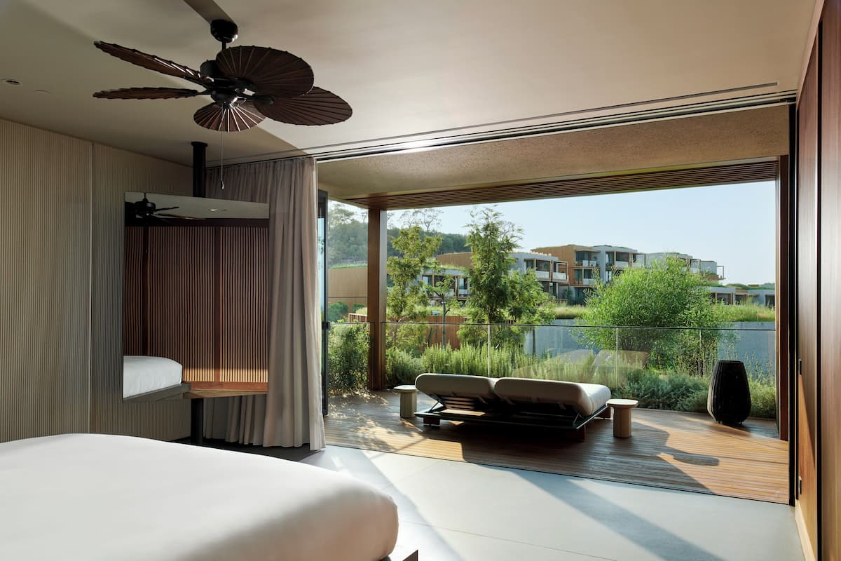 Royal Suite Land | 1 bedroom, premium bedding, in-room safe, iron/ironing board
