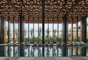 Una piscina techada, una piscina al aire libre de temporada