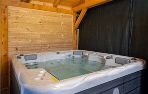 Indoor spa tub