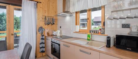 Fridge, oven, stovetop, dishwasher