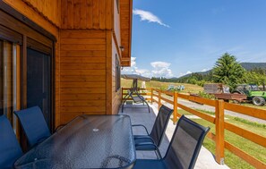 Outdoor dining - Cozy home in Sunger with WiFi (Sunger)