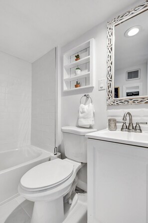 Baignoire, sèche-cheveux, serviettes fournies