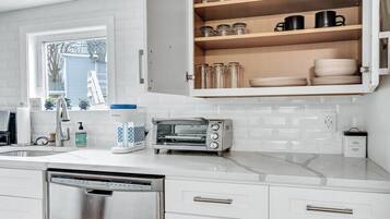 Køleskab, mikrobølgeovn, ovn, kogeplade