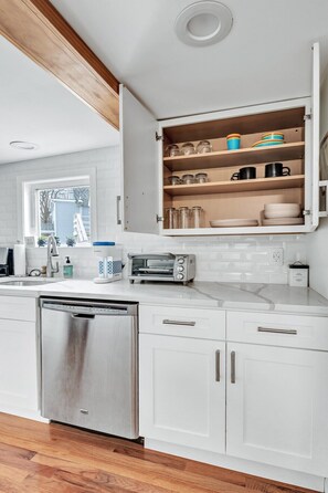 Frigorífic, microones, forn i placa de cuina 