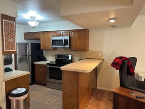 Ovn, oppvaskmaskin, brødrister og høy barnestol