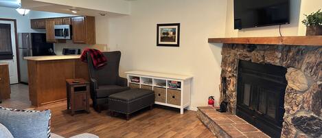 Televisión y chimenea