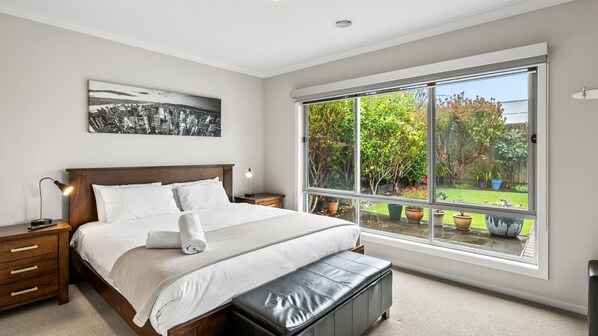 4 bedrooms, iron/ironing board, free WiFi, bed sheets