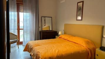 1 habitación, cuna de viaje y ropa de cama