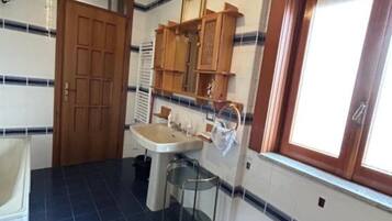 Douche, sèche-cheveux, bidet, serviettes fournies
