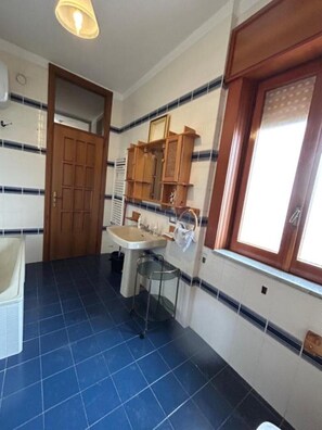 Een douche, een haardroger, een bidet, handdoeken