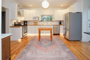 Fridge, microwave, oven, stovetop - Kid/Pet Friendly, Hottub, Game Room, Rec Room, Smart TV's, Close to RMNP (Loveland)