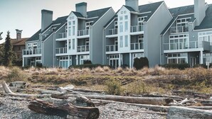 Un immeuble à plusieurs étages doté d’une façade symétrique, de grandes fenêtres et d ’un toit plat.