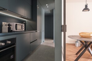 Kühlschrank, Mikrowelle, Geschirrspüler, Wasserkocher