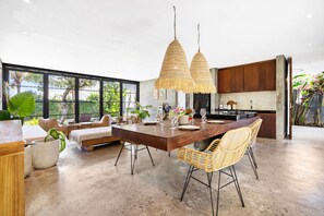 Villa | Eget kök | Kylskåp, spishäll, brödrost och mixer