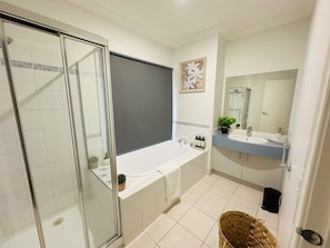 Shower, hair dryer, towels, soap - Ocean Breeze Family Getaway - Short drive to Beach, Wineries, Adventure Park (Ocean Grove)