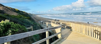 Ocean Breeze Family Getaway - Short drive to Beach, Wineries, Adventure Park