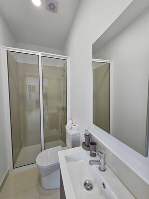 Douche, sèche-cheveux, serviettes fournies, savon
