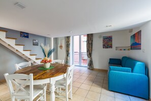 Loft familiar | Área de sala de estar | Televisión LCD de 32 pulgadas con canales vía satélite 