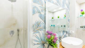 Deluxe Apartment | Bathroom | Shower, rainfall showerhead, hair dryer, bidet