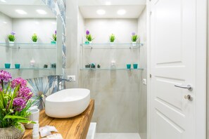 Deluxe Apartment | Bathroom | Shower, rainfall showerhead, hair dryer, bidet - Toledo house Apartments (Naples)