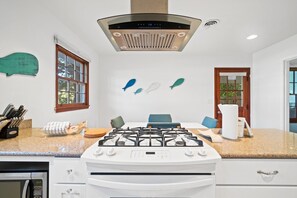 Fridge, microwave, oven, stovetop - 3-Bedroom Home in Fort Walton Beach~Free Activities~Short Drive to Beach! (Fort Walton Beach)