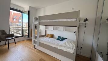 3 sovrum, skrivbord, strykjärn/strykbräda och resesäng