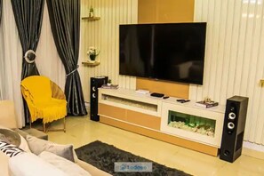 Een smart-tv en een stereo