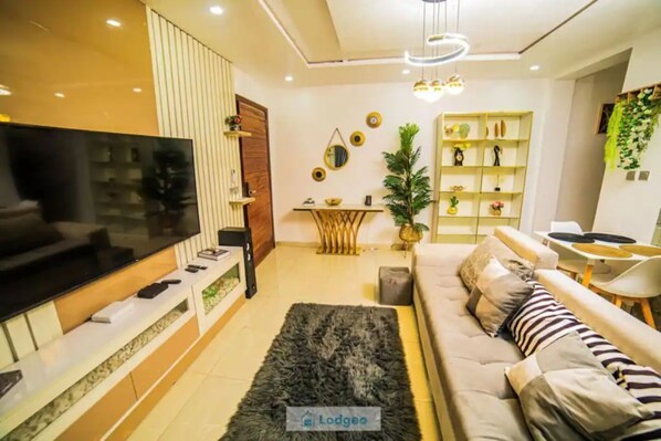 Een smart-tv en een stereo