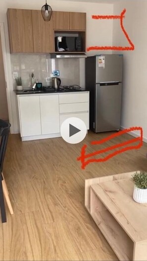 Refrigerador, microondas, horno y tetera eléctrica 
