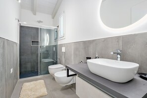Shower, hair dryer, bidet, towels - Villa Maria – brand new villa with a garden in Valledoria (Valledoria)
