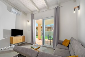 TV - Villa Maria – brand new villa with a garden in Valledoria (Valledoria)