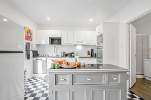 Réfrigérateur, micro-ondes, four, plaque de cuisson