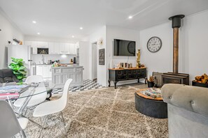 TV connectée, cheminée, livres