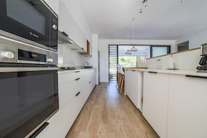 Refrigerador, microondas, horno y parrilla de estufa
