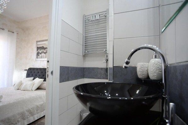 Shower, hair dryer, bidet, towels